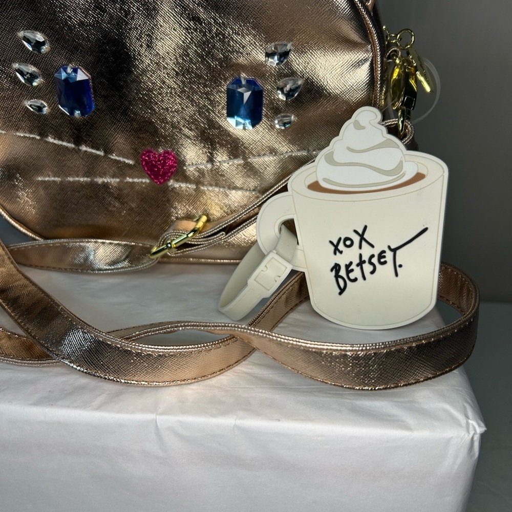Betsey Johnson Gold Metallic Cat Crossbody with luggage tag & Kitty Cat Earings - Picture 2 of 10